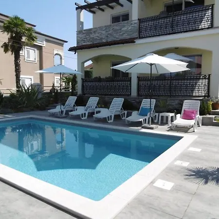 Vakantiehuis Luka Red With Pool