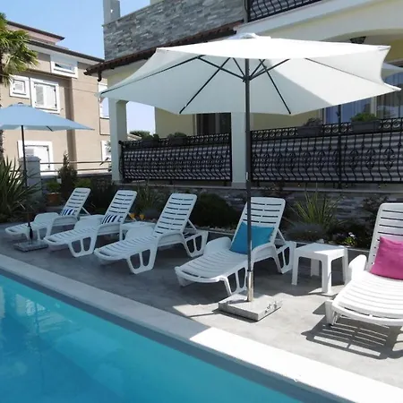 Vakantiehuis Luka Red With Pool *