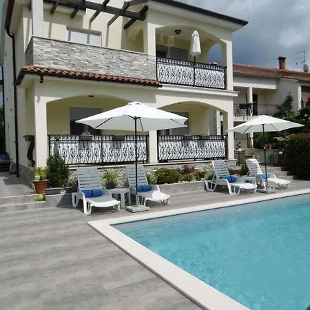 Luka Red With Pool Vakantiehuis