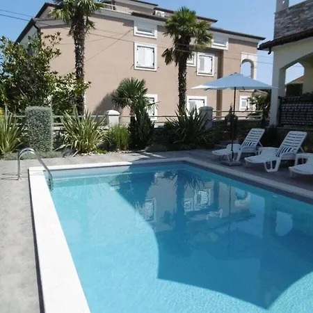 Luka Red With Pool Vakantiehuis