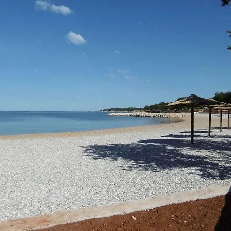 Vakantiehuis Luka Red With Pool