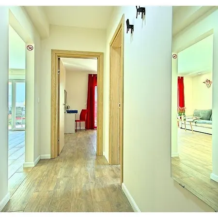 Luka Red With Pool Holiday home *
