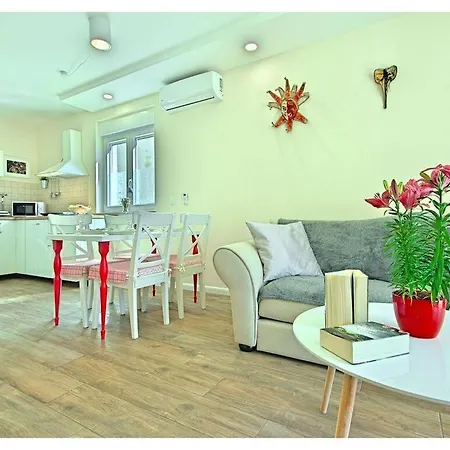Luka Red With Pool Holiday home