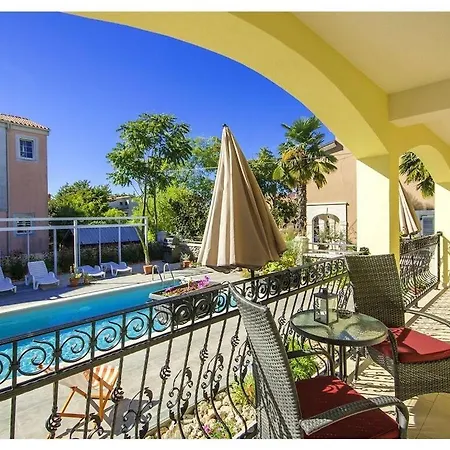 Luka Red With Pool Holiday home